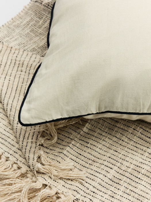 чехол для декоративной подушки из хлопка и льна от бренда sela вид слева