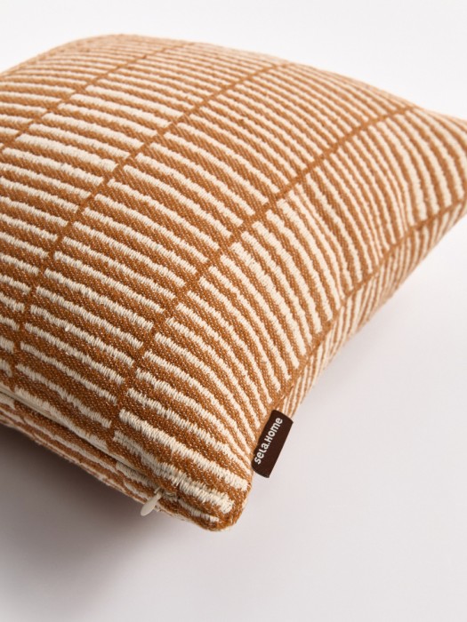 чехол для декоративной подушки из хлопка от бренда sela вид слева