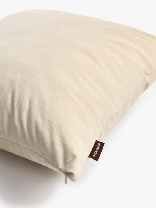 чехол для декоративной подушки из велюра от бренда sela вид слева