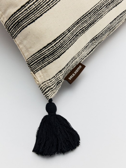 чехол для декоративной подушки с кисточками от бренда sela вид слева