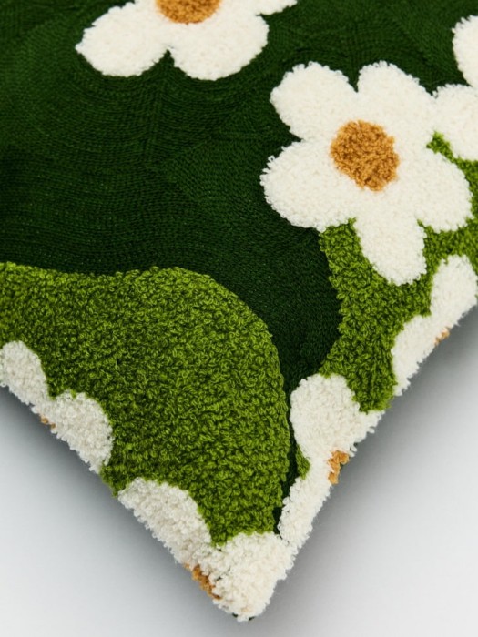 чехол для декоративной подушки с вышивкой от бренда sela вид слева