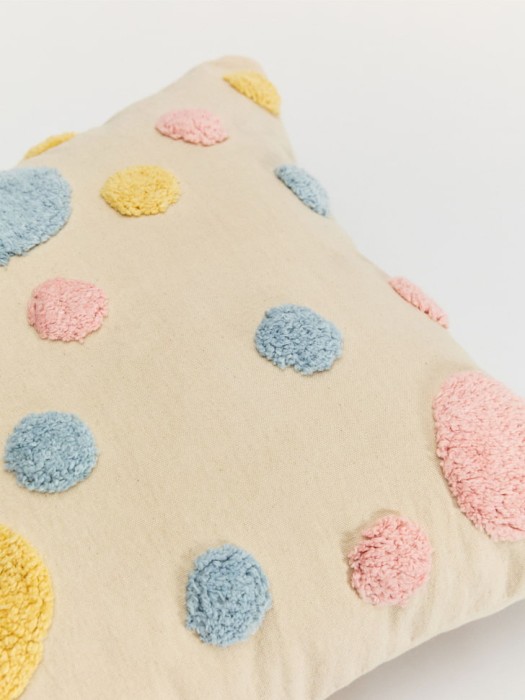 чехол для декоративной подушки с яркой объемной вышивкой от бренда sela вид слева