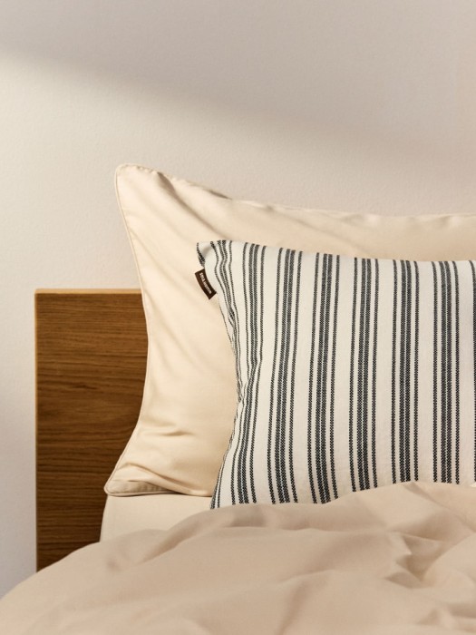 чехол для декоративной подушки в полоску от бренда sela вид слева