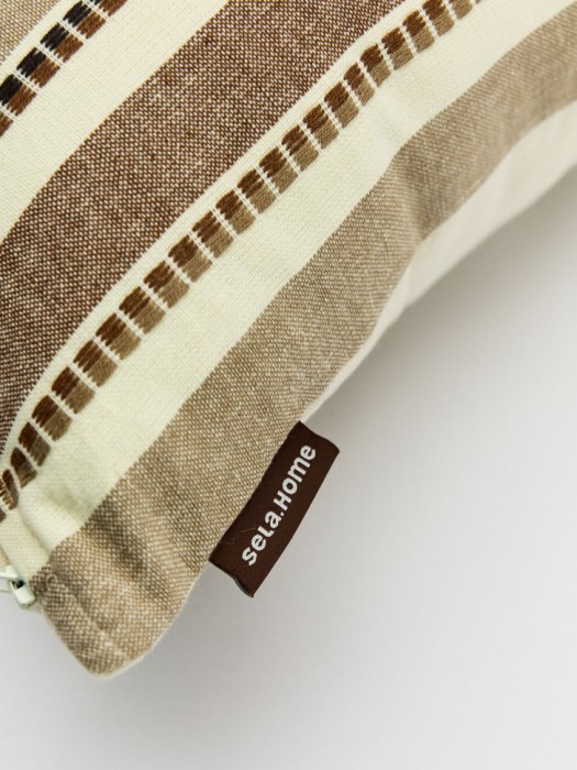 чехол для декоративной подушки в полоску от бренда sela вид слева
