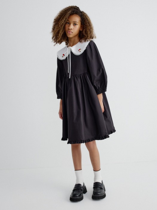черное платье со съемным воротником для девочек от бренда sela вид слева