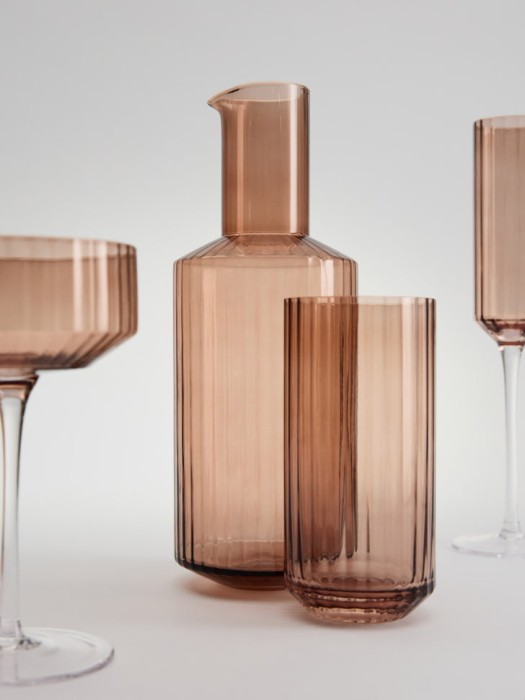 декантер для вина из стекла с рельефным узором от бренда sela вид слева