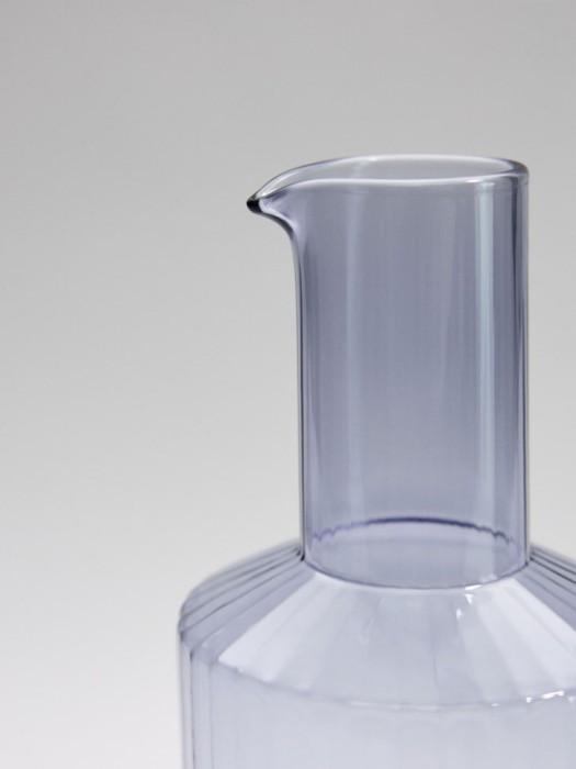 декантер для вина из стекла с рельефным узором от бренда sela вид слева