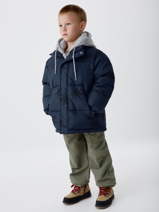 демисезонная куртка с трикотажным капюшоном для мальчиков от бренда sela вид слева