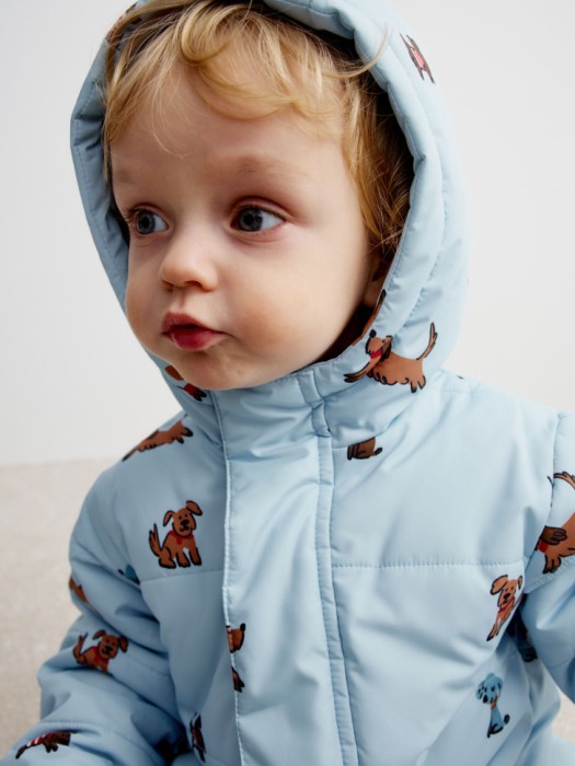 демисезонный стеганый комбинезон с принтом для малышей от бренда sela вид слева
