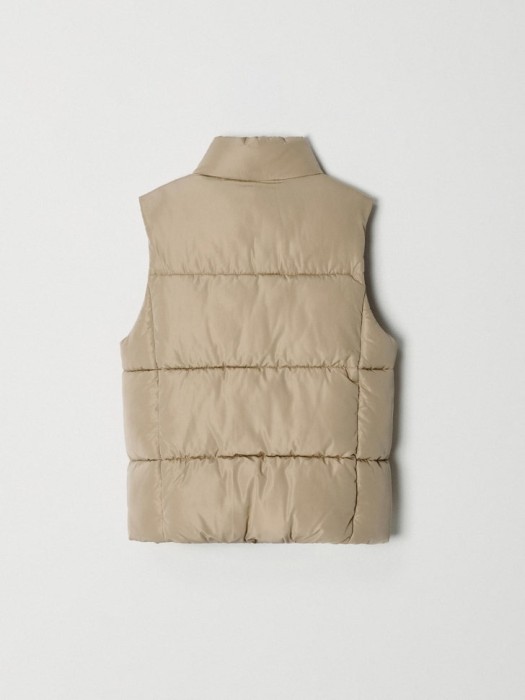 демисезонный стеганый жилет для девочек от бренда sela вид слева