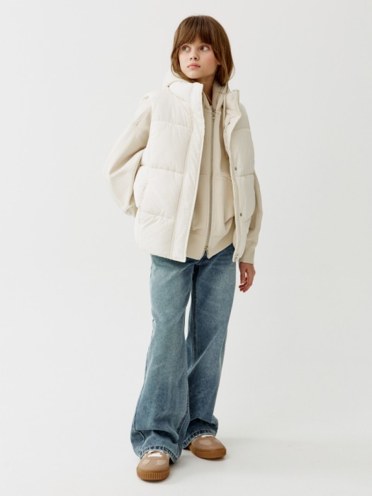 демисезонный стеганый жилет для девочек от бренда sela вид слева