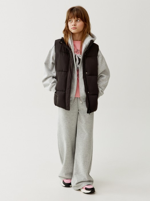 демисезонный стеганый жилет для девочек от бренда sela вид слева