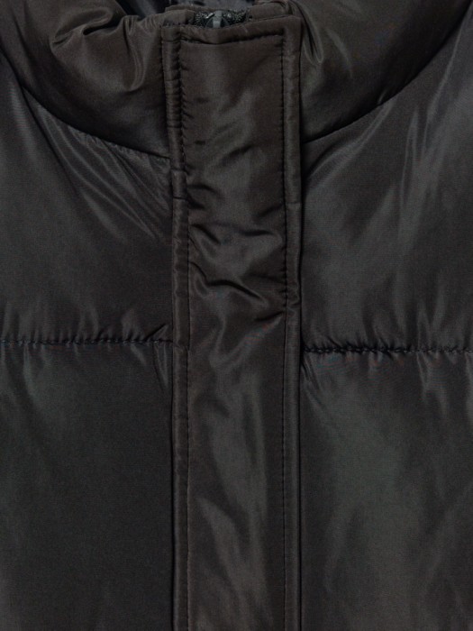 демисезонный стеганый жилет для девочек из синтепона спереди