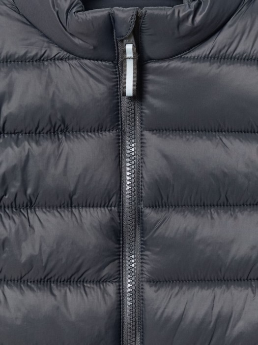 демисезонный стеганый жилет для девочек по цене 2299 руб вид справа