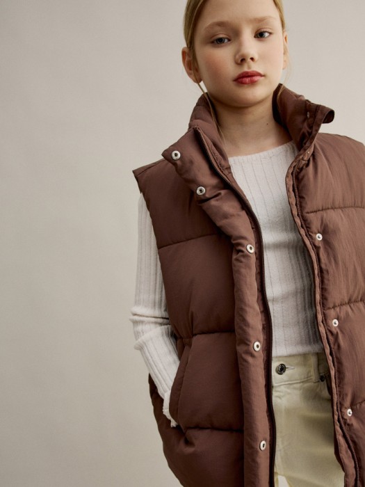 демисезонный стеганый жилет для девочек по цене 2699 руб вид справа