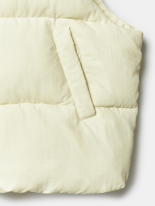 демисезонный стеганый жилет для девочек из пуха спереди