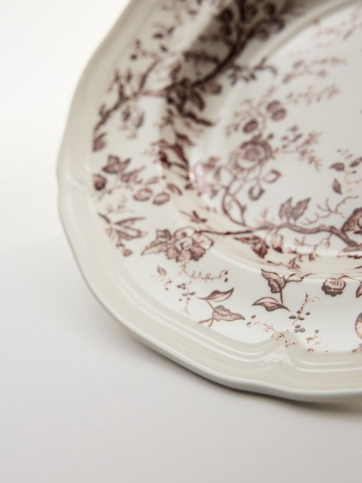 десертная тарелка из фарфора с цветочным узором от бренда sela вид слева