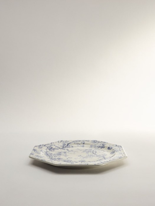 десертная тарелка из фарфора с цветочным узором от бренда sela вид слева