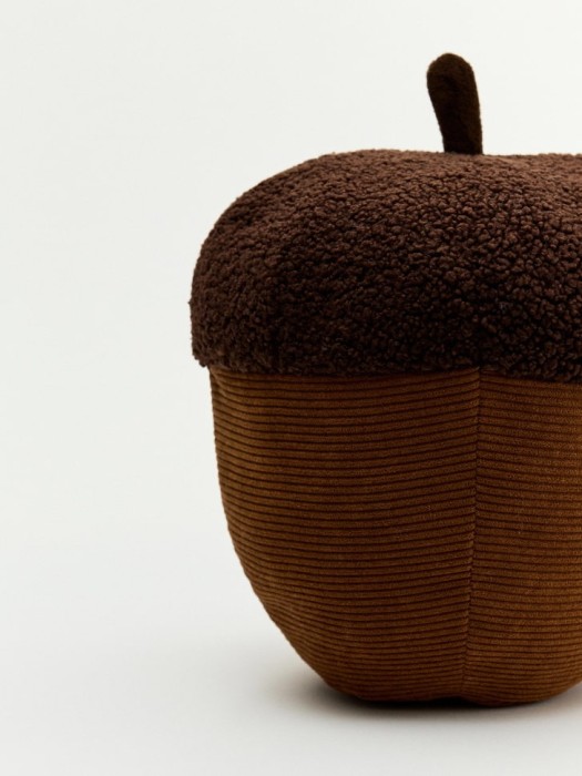 детская декоративная подушка в форме желудя от бренда sela вид слева