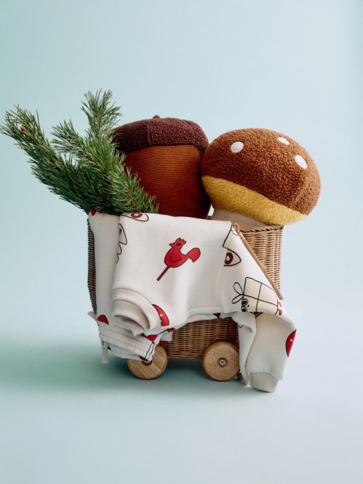 детская декоративная подушка в форме желудя из россии вид сбоку