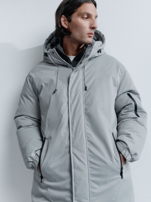 длинное пальто оверсайз с капюшоном от бренда sela вид слева