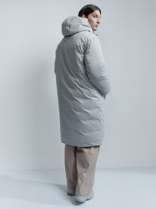 длинное пальто оверсайз с капюшоном из россии вид сбоку