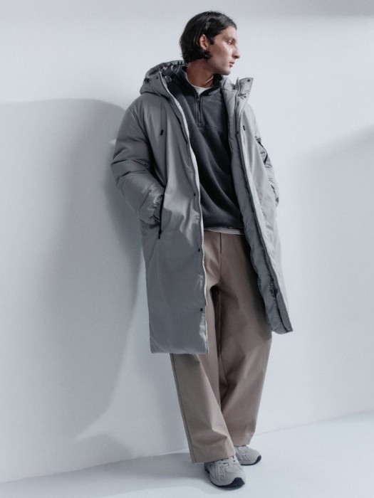 длинное пальто оверсайз с капюшоном из пуха спереди