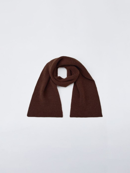 длинный вязаный шарф от бренда sela вид слева