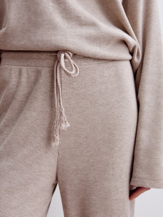 домашние брюки из вафельного трикотажа от бренда sela вид слева
