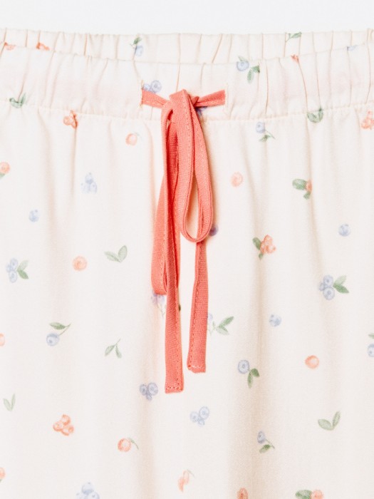 домашние шорты из струящейся вискозы с принтом от бренда sela вид слева