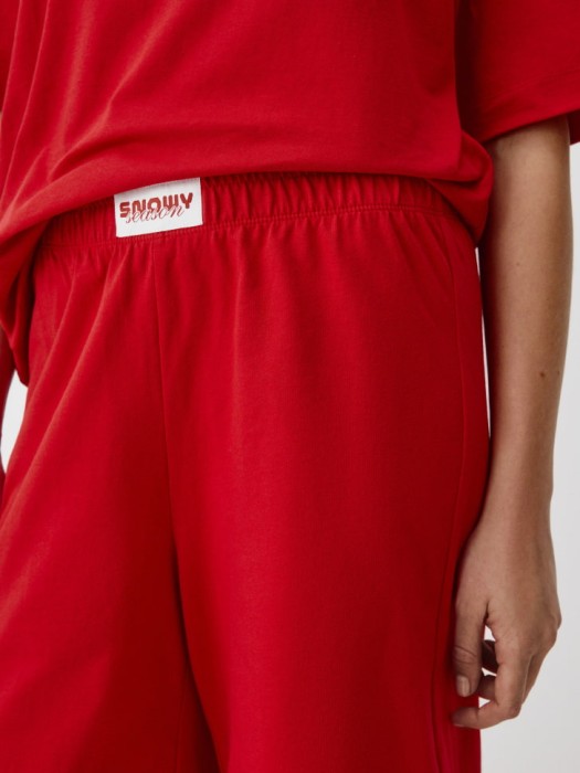 домашние шорты с патчем на поясе от бренда sela вид слева