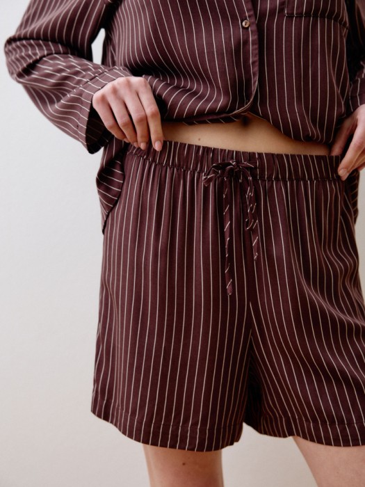 домашние шорты в полоску из россии вид сбоку