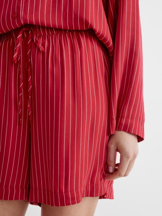 домашние шорты в полоску из россии вид сбоку