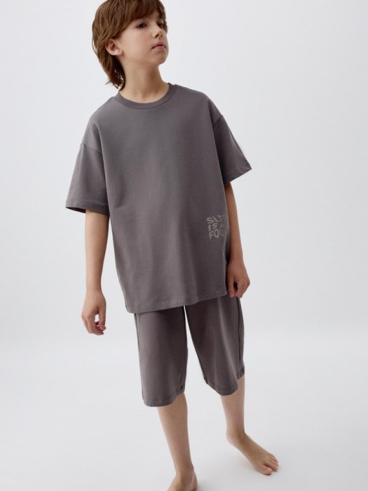 домашний комплект из футера для мальчиков от бренда sela вид слева