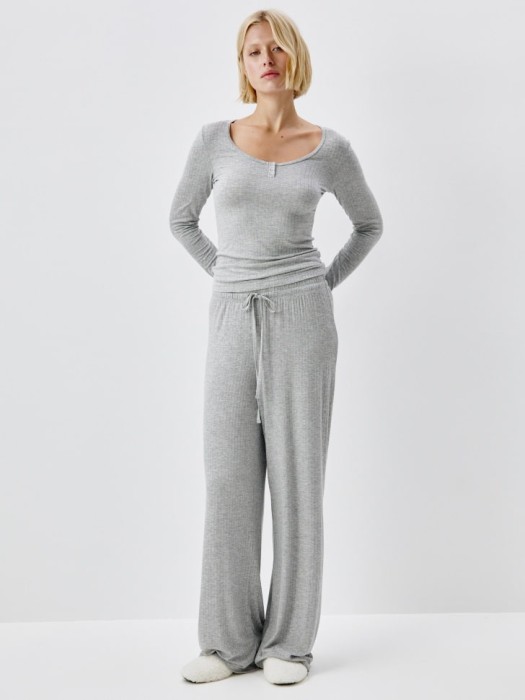 домашний лонгслив из фактурного трикотажа от бренда sela вид слева