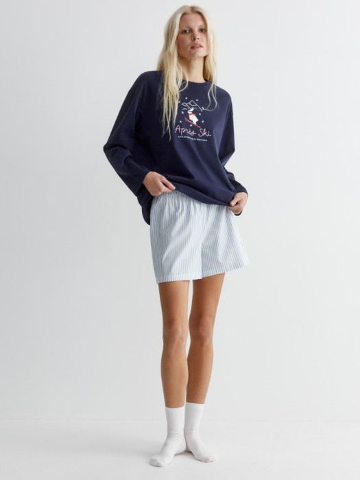 домашний лонгслив оверсайз с принтом и вышивкой от бренда sela вид слева