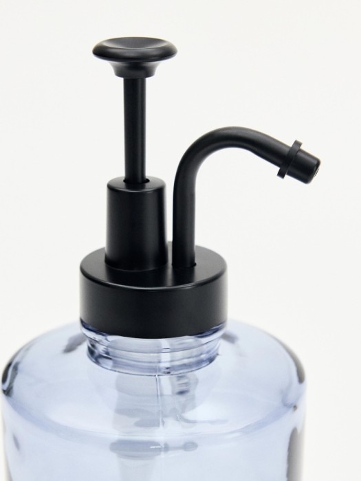 дозатор для жидкого мыла из стекла от бренда sela вид слева
