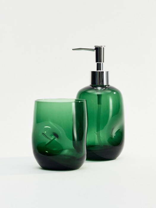 дозатор для жидкого мыла из стекла от бренда sela вид слева