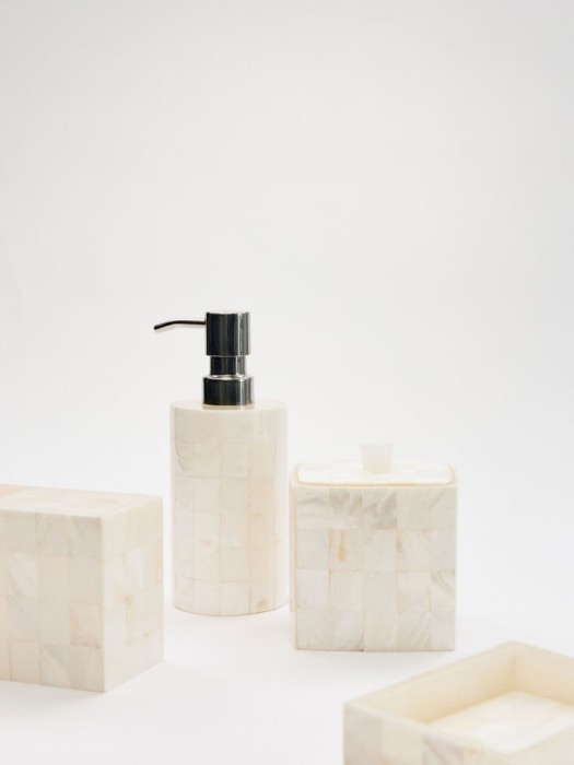 дозатор для жидкого мыла с перламутровым эффектом от бренда sela вид слева