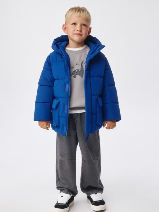 дутая куртка с капюшоном для мальчиков от бренда sela вид слева
