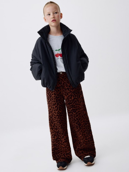 дутая куртка с воротником для девочек от бренда sela вид слева