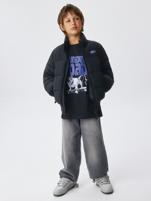 дутая стеганая куртка для мальчиков от бренда sela вид слева