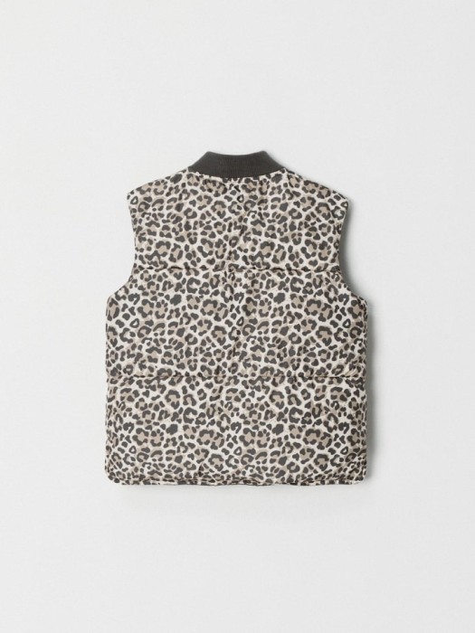 дутый леопардовый жилет для девочек из россии вид сбоку