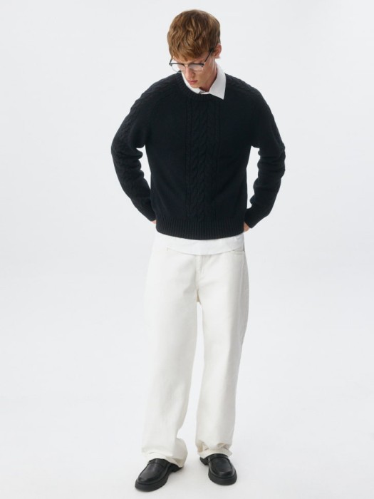 джемпер relaxed fit с рельефной вязкой косами от бренда sela вид слева