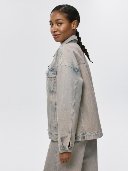 джинсовая куртка оверсайз с тинтом из россии вид сбоку