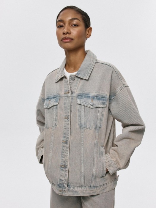 Товар бежевого цвета с внутренней стороны