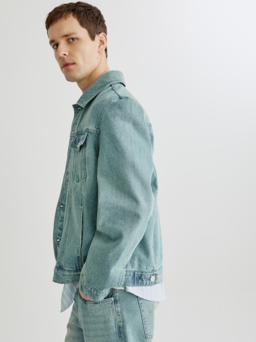 джинсовая куртка оверсайз из россии вид сбоку