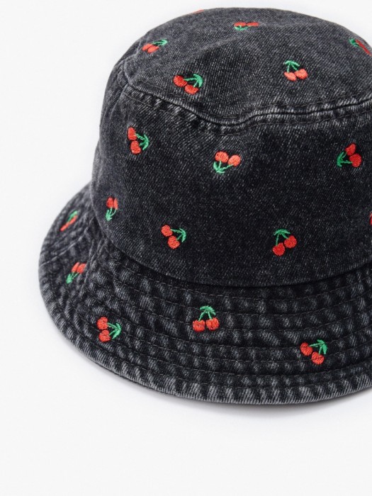 джинсовая панама с вышивкой для девочек от бренда sela вид слева