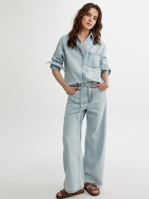 джинсовая рубашка оверсайз из смесового лиоцелла от бренда sela вид слева