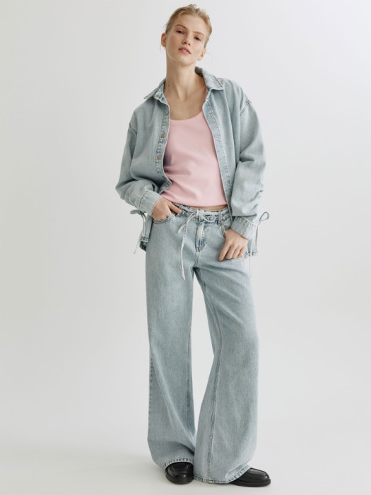 джинсовая рубашка оверсайз с утяжками на рукавах от бренда sela вид слева